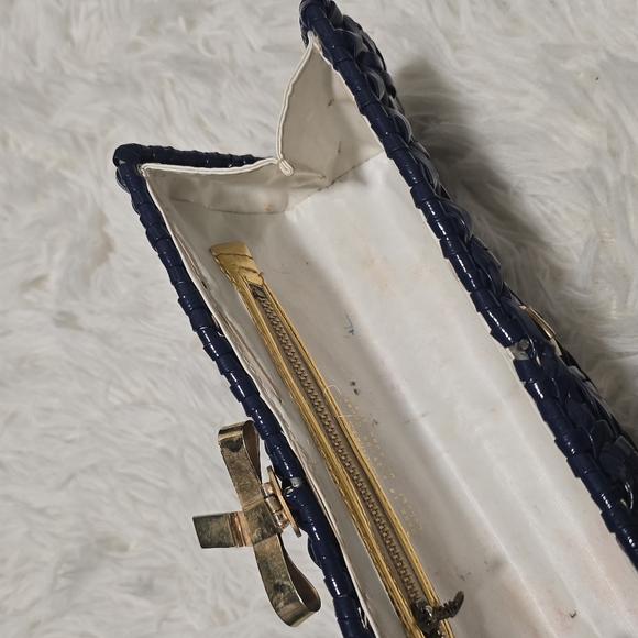1950s Marcus Brothers Navy Wicker Clutch from Hong Kong with Gold Bow Clasp - Picture 5 of 7